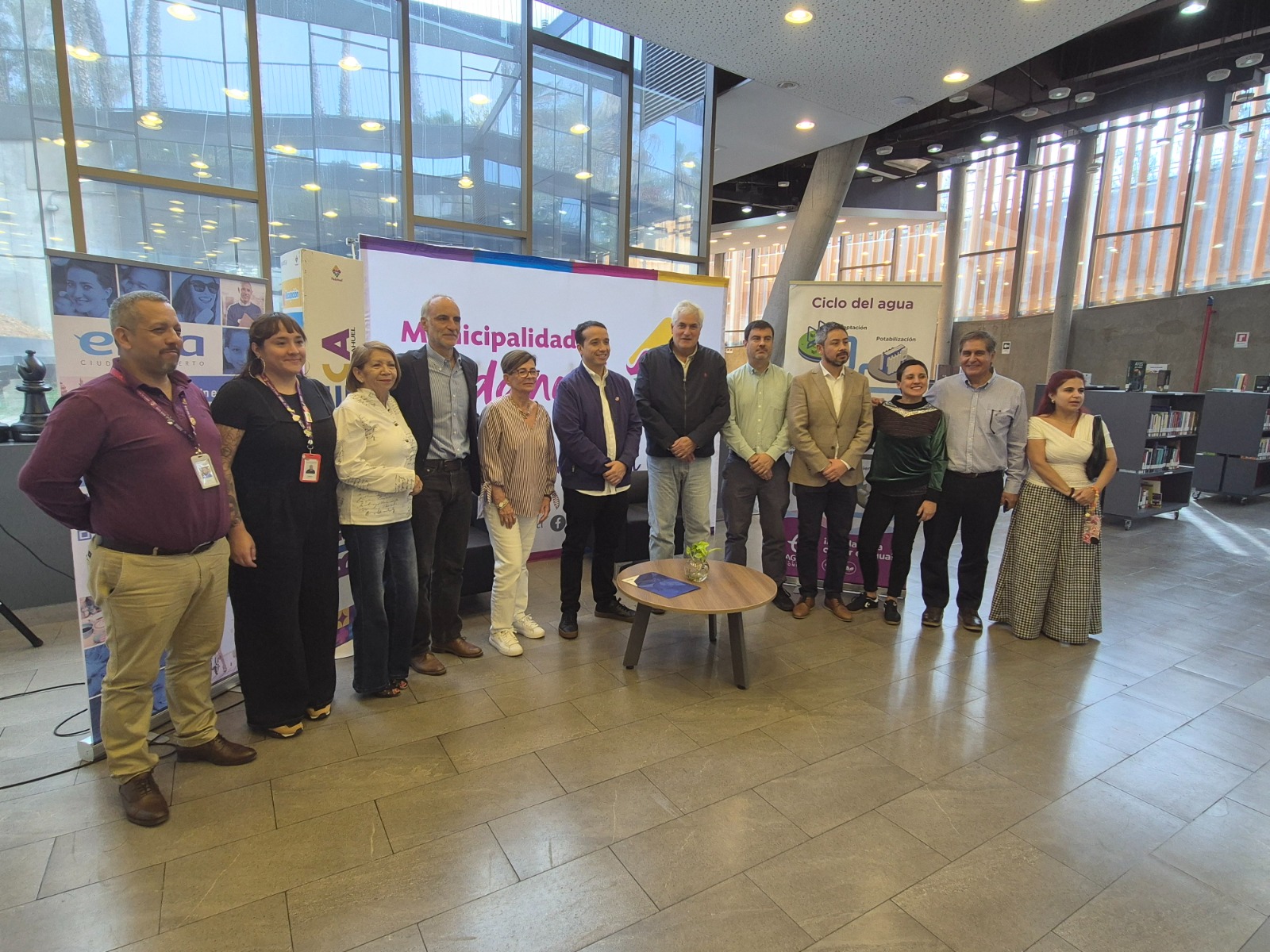 ENEA entrega 400 libros a la nueva biblioteca municipal de Pudahuel - ENEA